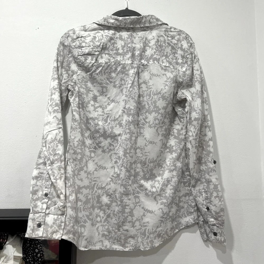 G.H Bass & Company Women’s gray and white floral button up Shirt Size S (3x$15)
